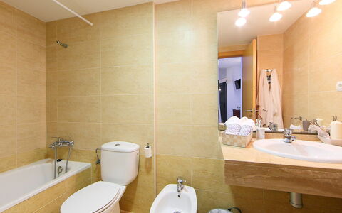Cambrils 193: Spiegel, Loodgieterswerkinrichting, Kraan, Wastafel In De Badkamer, Wastafel, Eigendom, Fotograaf, Badkamer, Interieur Ontwerp, Verlichting