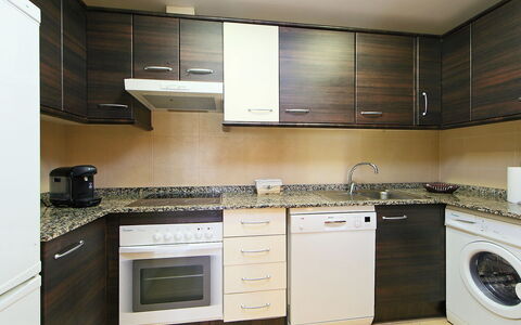 Cambrils 193: Cabinetry, Countertop, Eigendom, Kraan, Gootsteen, Fornuis, Wastafel, Gebouw, Keuken, Toestel Van De Keuken