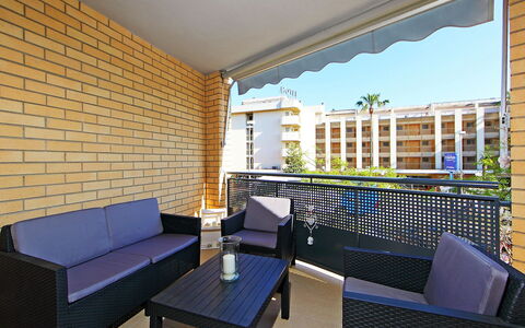 Cambrils 193: Eigendom, Meubilair, Gebouw, Tafel, Bankstel, Schaduw, Lucht, Interieur Ontwerp, Architectuur, Slaapbank