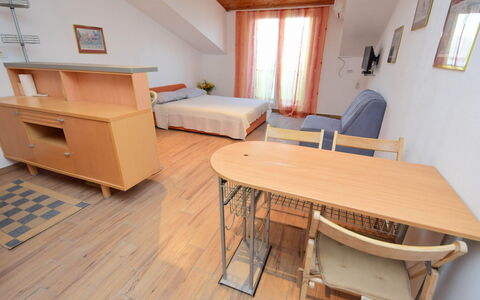 Trogir Arbanija 101: Tafel, Meubilair, Gebouw, Hout, Venster, Cabinetry, Interieur Ontwerp, Verdieping, Flooring, Huis