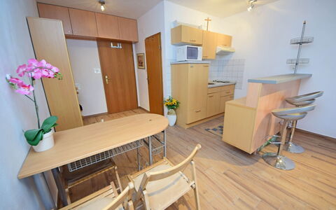 Trogir Arbanija 101: Bloem, Tafel, Meubilair, Gebouw, Stoel, Huis, Fabriek, Hout, Interieur Ontwerp, Verlichting