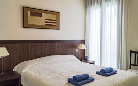 Alamar: Meubilair, Eigendom, Gebouw, Comfort, Hout, Bed, Textiel, Interieur Ontwerp, Architectuur, Bed Frame