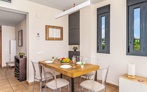 Alamar: Meubilair, Interieur Ontwerp, Flooring, Tafel, Hout, Stoel, Keuken En Eettafel, Eetkamer, Verdieping, Kamer