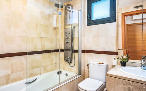 Alamar: Badkamer, Loodgieterswerkinrichting, Flooring, Interieur Ontwerp, Verdieping, Wastafel, Bad, Loodgieter, Kraan, Toilet