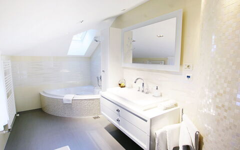 Villa Mustra: Badkamer, Kamer, Eigendom, Interieur Ontwerp, Bad, Verdieping, Gebouw, Architectuur, Huis, Loodgieterswerkinrichting