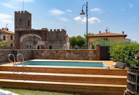 Villa Fracassini: Wolk, Lucht, Water, Fabriek, Gebouw, Zwembad, Boom, Gras, Straatlantaarn, Vrije Tijd