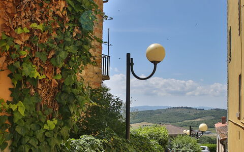 Il Pigionale: Straatlantaarn, Verlichting, Lucht, Eigendom, Lichte Inrichting, Geel,  Dorf\, Muur, Boom, Huis
