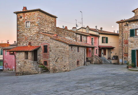 La Miccia: Dorf\, Buurt, Eigendom, Gebouw, Straat, Lucht, Huis, Dorp, Menselijke Nederzetting, Weg