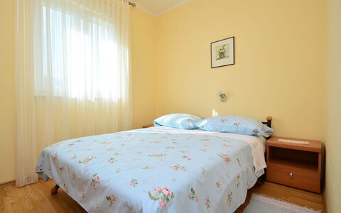 Lory: Eigendom, Meubilair, Gebouw, Venster, Comfort, Azure, Hout, Textiel, Schaduw
