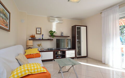 Lory: Fotolijst, Meubilair, Eigendom, Comfort, Hout, Interieur Ontwerp, Oranje, Flooring, Verdieping, Woonkamer