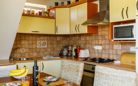 Bocskai: Countertop, Cabinetry, Voedsel, Eigendom, Meubilair, Keuken, Toestel Van De Keuken, Tafel, Hout, Oranje