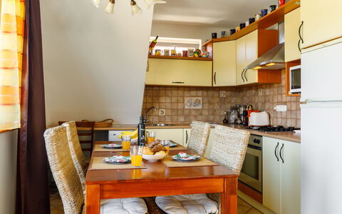 Bocskai: Tafel, Meubilair, Eigendom, Cabinetry, Countertop, Gebouw, Hout, Oranje, Verlichting, Tableware