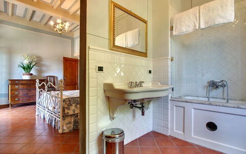Villa Stolli: Badkamer, Kamer, Eigendom, Verdieping, Interieur Ontwerp, Gebouw, Meubilair, Tegel, Huis, Onroerend Goed