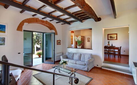Villa Stolli: Eigendom, Kamer, Gebouw, Plafond, Interieur Ontwerp, Woonkamer, Huis, Meubilair, Onroerend Goed, Straal
