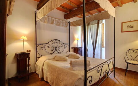 Villa Acacia: Bed, Slaapkamer, Meubilair, Kamer, Eigendom, Bed Frame, Interieur Ontwerp, Gebouw, Laken, Hemelbed