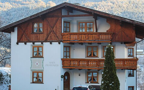 Quadratsch: Huis, Eigendom, Gebouw, Dak, Huis, Facade, Onroerend Goed, Winter, Auto, Voertuig