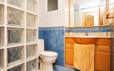 Mariola: Spiegel, Eigendom, Loodgieterswerkinrichting, Wastafel, Wc Bril, Badkamer, Toilet, Purper, Interieur Ontwerp, Badkamerkast