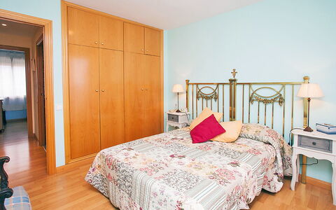 Mariola: Comfort, Hout, Bed Frame, Textiel, Flooring, Interieur Ontwerp, Verdieping, Huis, Gebouw, Beits