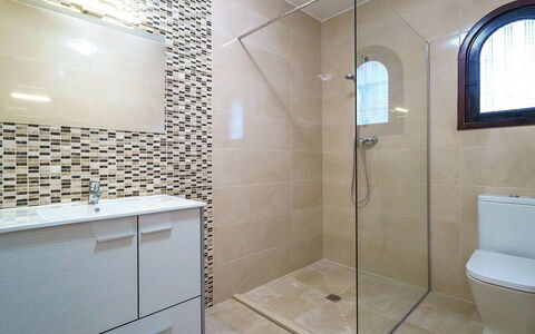 Forest: Loodgieterswerkinrichting, Eigendom, Deur Van De Douche, Badkamer, Douche, Douchekop, Verlichting, Interieur Ontwerp, Architectuur