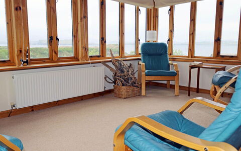 Fiskavaig: Meubilair, Eigendom, Blauw, Azure, Comfort, Tafel, Hout, Interieur Ontwerp, Gebouw, Architectuur