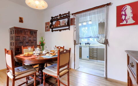 Marija: Meubilair, Cabinetry, Tafel, Hout, Stoel, Interieur Ontwerp, Keuken, Verdieping, Beits, Flooring