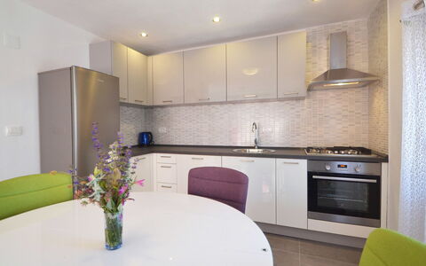 Ivan: Cabinetry, Gebouw, Eigendom, Countertop, Meubilair, Fabriek, Kamerplant, Fornuis, Bloem, Wastafel
