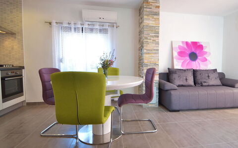 Ivan: Bloem, Meubilair, Fabriek, Eigendom, Gebouw, Tafel, Comfort, Interieur Ontwerp, Purper, Stoel