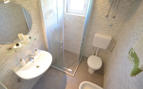 Ivan: Loodgieterswerkinrichting, Wastafel In De Badkamer, Kraan, Spiegel, Wastafel, Gebouw, Badkamer, Purper, Hout, Huis