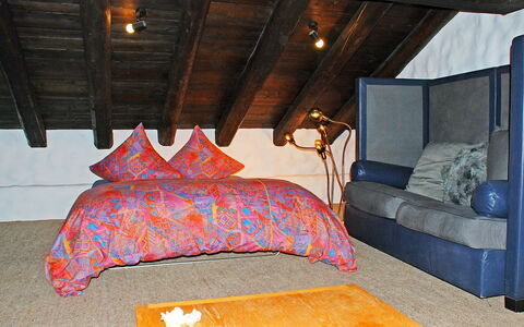 1000 e 1 Notte: Eigendom, Meubilair, Comfort, Hout, Interieur Ontwerp, Schaduw, Bed Frame, Lamp, Hoofdkussen, Woonkamer