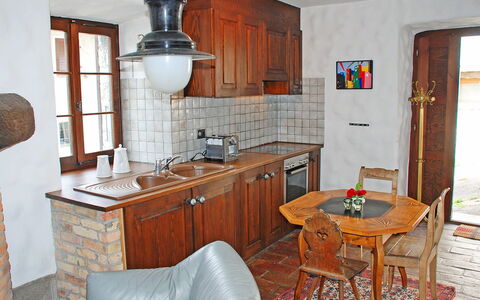 1000 e 1 Notte: Cabinetry, Eigendom, Meubilair, Countertop, Tafel, Keuken, Hout, Verlichting, Stoel, Gebouw