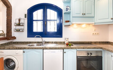 Nerja Penthouse: Cabinetry, Eigendom, Gootsteen, Countertop, Kraan, Wit, Wastafel, Keuken, Fornuis, Product