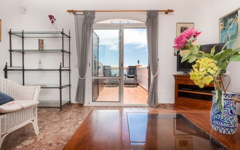 Nerja Penthouse: Bloem, Eigendom, Meubilair, Gebouw, Fabriek, Azure, Hout, Deur, Interieur Ontwerp, Architectuur