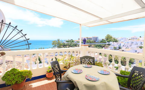 Nerja Penthouse: Tafel, Fabriek, Meubilair, Eigendom, Lucht, Stoel, Gebouw, Wolk, Bloempot, Schaduw