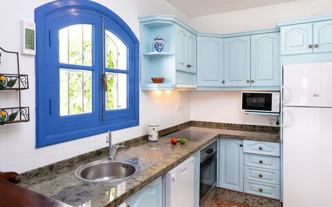 Nerja Penthouse: Countertop, Cabinetry, Gootsteen, Wastafel, Kraan, Eigendom, Venster, Keuken, Loodgieterswerkinrichting, Gebouw