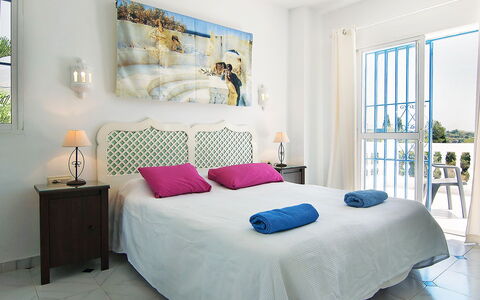 Villa Pueblo Jara: Meubilair, Eigendom, Azure, Comfort, Textiel, Bed Frame, Interieur Ontwerp, Venster, Hoofdkussen, Bed
