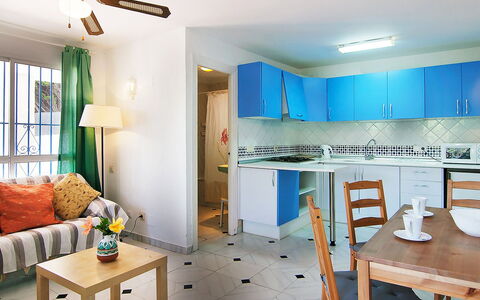 Villa Pueblo Jara: Tafel, Meubilair, Eigendom, Blauw, Groen, Azure, Bankstel, Hout, Interieur Ontwerp, Verdieping