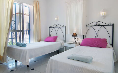 Villa Pueblo Jara: Meubilair, Eigendom, Gebouw, Decoratie, Comfort, Venster, Textiel, Bed Frame, Interieur Ontwerp