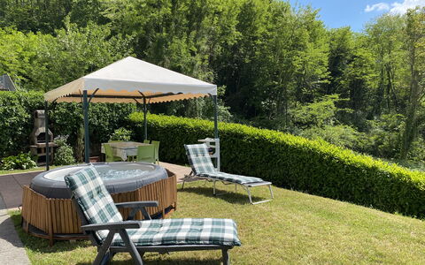 Il Palazzetto: Fabriek, Tafel, Eigendom, Plantengemeenschap, Meubilair, Lucht, Plantkunde, Natuur, Paraplu, Buitentafel