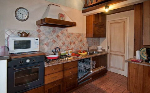 Il Nido In Garfagnana: Countertop, Cabinetry, Kamer, Meubilair, Keuken, Eigendom, Verdieping, Gebouw, Fornuis, Hardwood