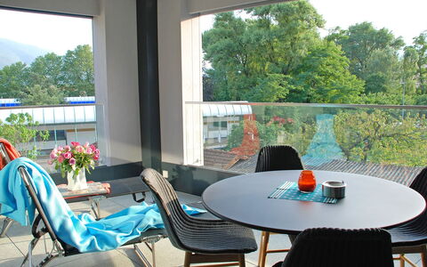 Locarno 75: Tafel, Meubilair, Fabriek, Eigendom, Stoel, Venster, Schaduw, Interieur Ontwerp, Gebouw, Verlichting