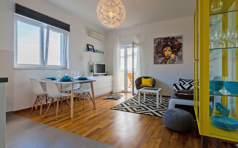 Novi Vinodolski Klenovica 104: Tafel, Eigendom, Meubilair, Venster, Azure, Hout, Interieur Ontwerp, Stoel, Verdieping, Gebouw