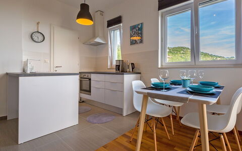 Novi Vinodolski Klenovica 104: Eigendom, Cabinetry, Meubilair, Countertop, Tafel, Venster, Stoel, Hout, Verlichting, Interieur Ontwerp
