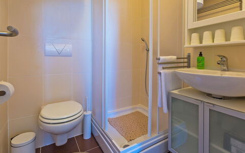Novi Vinodolski Klenovica 104: Loodgieterswerkinrichting, Eigendom, Purper, Badkamer, Wastafel, Wc Bril, Interieur Ontwerp, Architectuur, Toilet, Wastafel In De Badkamer