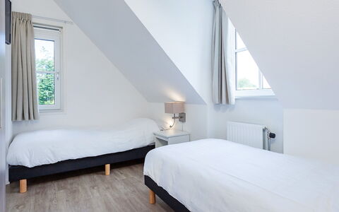 Noordwijk 710: Meubilair, Gebouw, Comfort, Venster, Azure, Hout, Textiel, Bed, Schaduw, Bed Frame