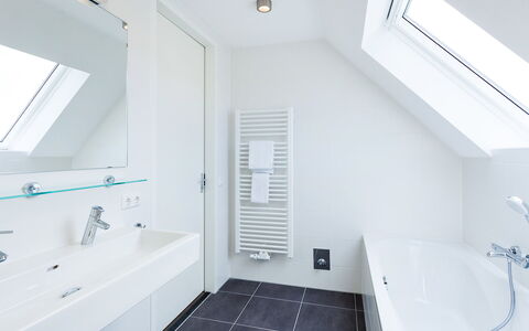 Noordwijk 710: Spiegel, Eigendom, Gebouw, Wastafel, Loodgieterswerkinrichting, Badkamer, Kraan, Hout, Interieur Ontwerp