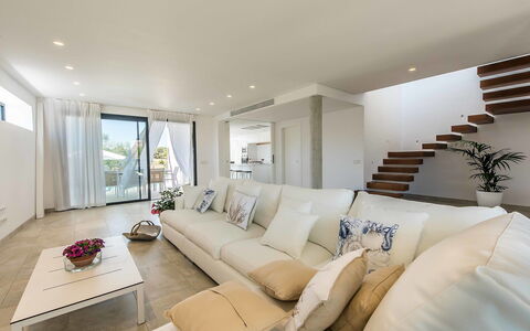 Marianne: Eigendom, Kamer, Woonkamer, Interieur Ontwerp, Meubilair, Wit, Plafond, Onroerend Goed, Gebouw, Huis