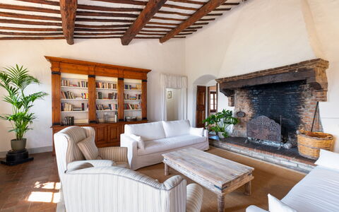 Villa Le Corti: Meubilair, Muur, Interieur Ontwerp, Hout, Flooring, Huis, Verdieping, Kamer, Woonkamer, Plafond