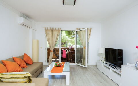 Apartamentos Pueblo Valleverde: Kamer, Eigendom, Meubilair, Interieur Ontwerp, Woonkamer, Huis, Gebouw, Verdieping, Geel, Plafond