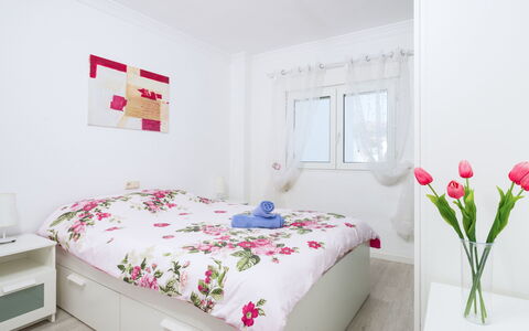 Apartamentos Pueblo Valleverde: Slaapkamer, Bed, Kamer, Meubilair, Laken, Eigendom, Bedding, Roze, Bed Frame, Interieur Ontwerp