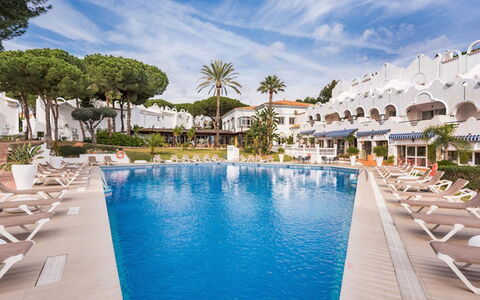 Reserva de Marbella: Water, Wolk, Lucht, Meubilair, Zwembad, Badplaats, Fabriek, Azure, Stoel, Boom